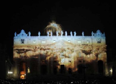 Il Papa: “Non estorcere e prendere tangenti”. Aperta la Porta al Laterano