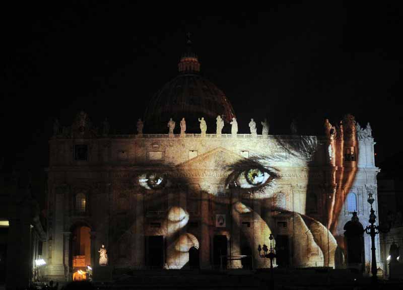 Il Papa: “Non estorcere e prendere tangenti”. Aperta la Porta al Laterano Il Papa: “Non estorcere e prendere tangenti”. Aperta la Porta al Laterano