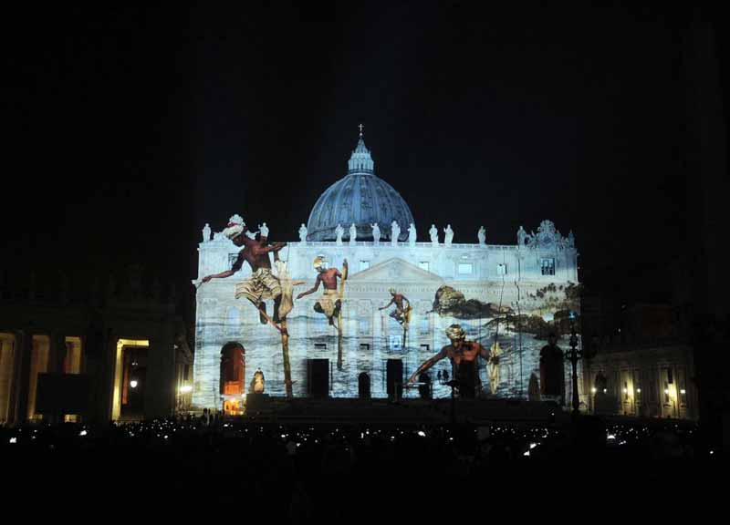 Il Papa: “Non estorcere e prendere tangenti”. Aperta la Porta al Laterano Il Papa: “Non estorcere e prendere tangenti”. Aperta la Porta al Laterano