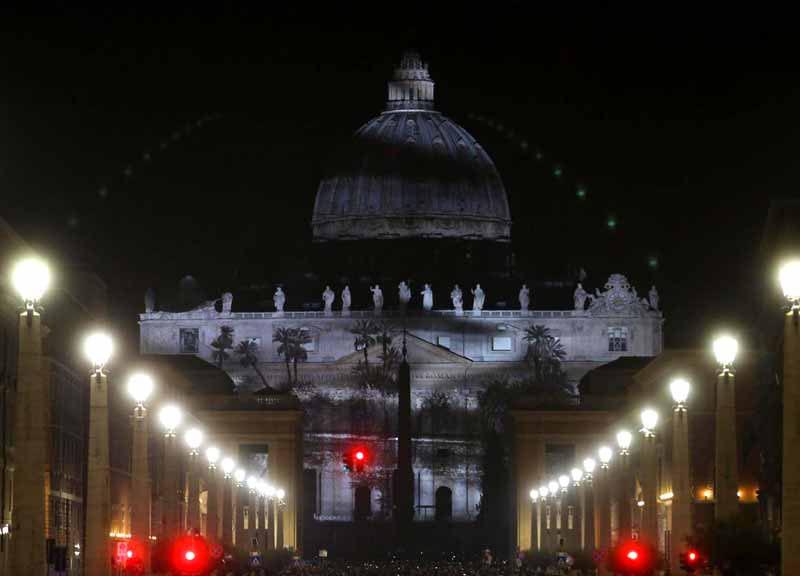 Il Papa: “Non estorcere e prendere tangenti”. Aperta la Porta al Laterano Il Papa: “Non estorcere e prendere tangenti”. Aperta la Porta al Laterano