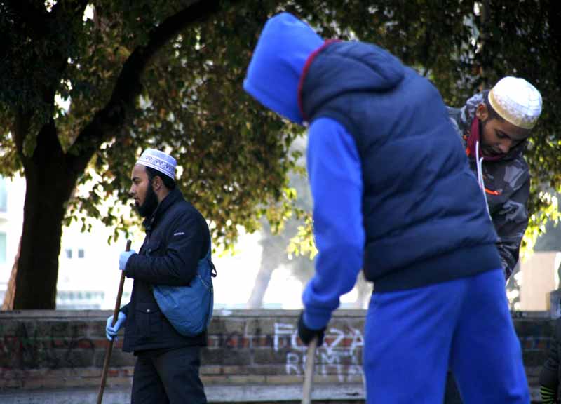 Musulmani al lavoro per il Giubileo. Pulizie di Natale a piazza dei Consoli Musulmani al lavoro per il Giubileo. Pulizie di Natale a piazza dei Consoli