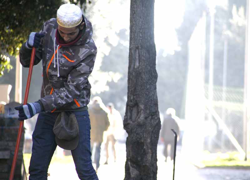 Musulmani al lavoro per il Giubileo. Pulizie di Natale a piazza dei Consoli Musulmani al lavoro per il Giubileo. Pulizie di Natale a piazza dei Consoli