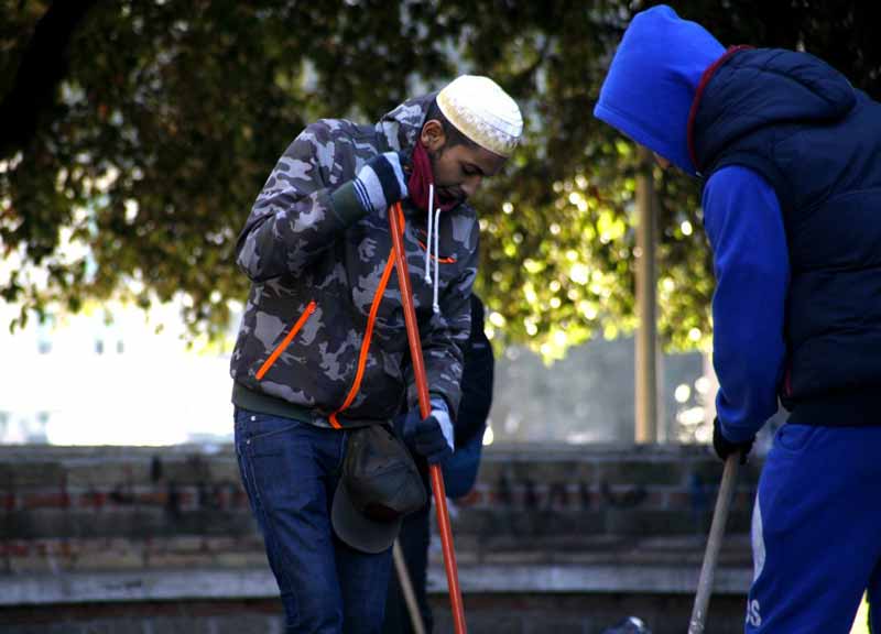 Musulmani al lavoro per il Giubileo. Pulizie di Natale a piazza dei Consoli Musulmani al lavoro per il Giubileo. Pulizie di Natale a piazza dei Consoli