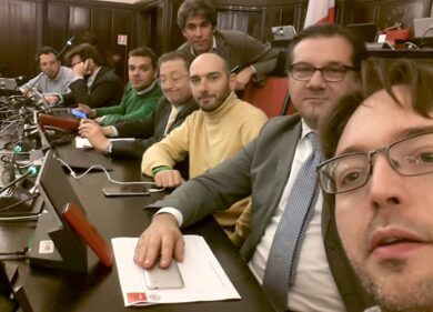 Scali ferroviari, l’opposizione occupa l’ufficio del sindaco e i banchi della Giunta