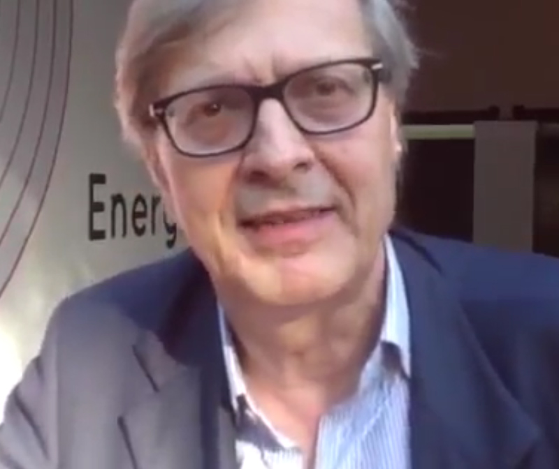 Paura per Vittorio Sgarbi: il video dall’ospedale dopo l’operazione d’urgenza