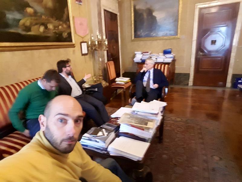 Scali ferroviari, l’opposizione occupa l’ufficio del sindaco e i banchi della Giunta