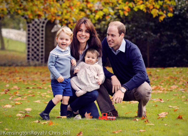Kate Middleton, nuova foto coi royal baby: “Buon Natale da tutti noi”. FOTO
