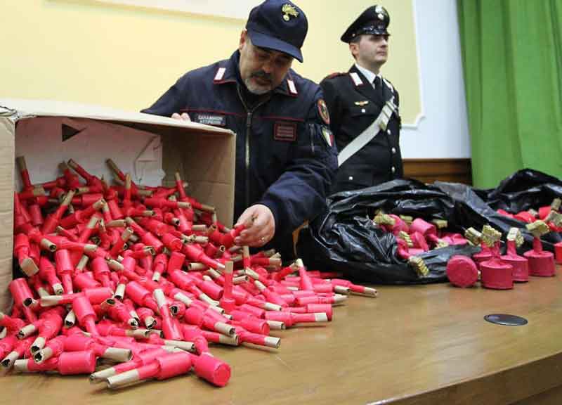 “Caffè e bombe”: al bar lo spaccio dei botti illegali “Caffè e bombe”: al bar lo spaccio dei botti illegali