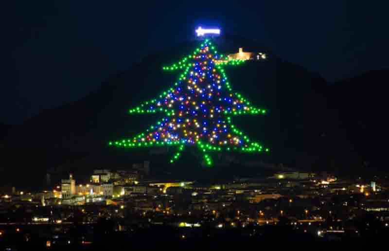Natale, gli alberi più belli d’Italia: LE IMMAGINI