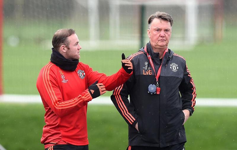 Van Gaal, ore contate. Manchester United tra Mourinho e il traghettatore Van Gaal, ore contate. Manchester United tra Mourinho e il traghettatore