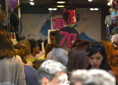 Scarpe e vestiti, fabbriche di disoccupati. La speranza saldi si accende dal giorno 5