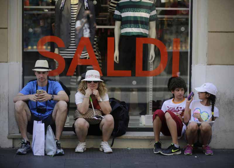 Scarpe e vestiti, fabbriche di disoccupati. La speranza saldi si accende dal giorno 5 Scarpe e vestiti, fabbriche di disoccupati. La speranza saldi si accende dal giorno 5