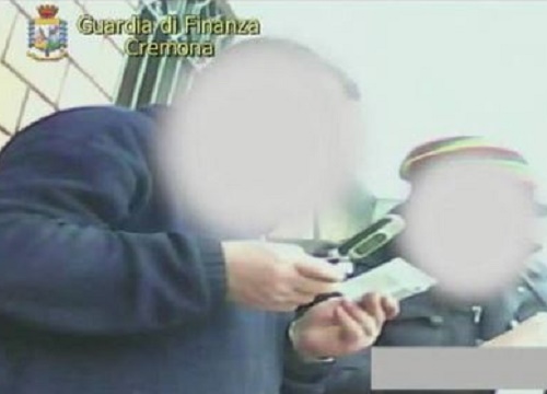 Non vedente fa la fila per la pensione. Poi al bar a leggere il giornale: denunciato Non vedente fa la fila per la pensione. Poi al bar a leggere il giornale: denunciato