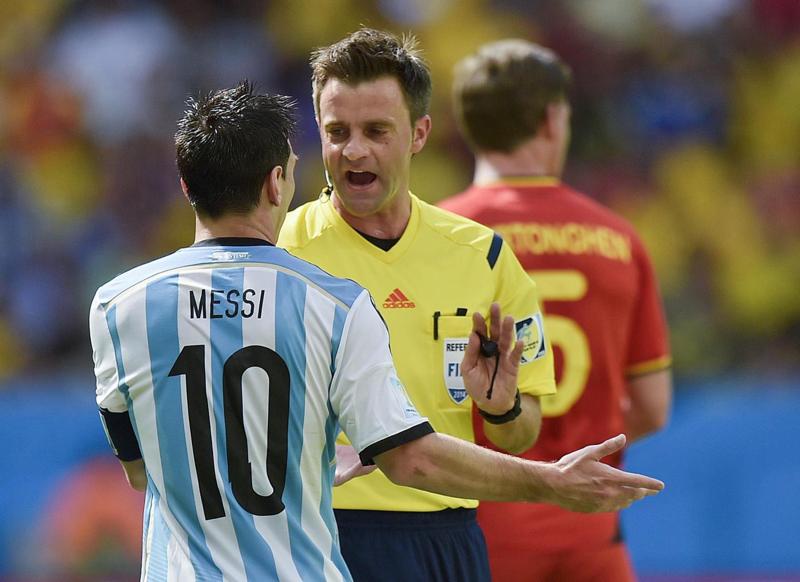 Rizzoli eletto miglior arbitro al mondo. Fischiò la finale in Brasile Rizzoli eletto miglior arbitro al mondo. Fischiò la finale in Brasile