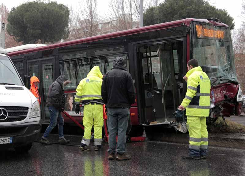 Autobus sbanda e finisce sul “news jersey” della Colombo: sette feriti