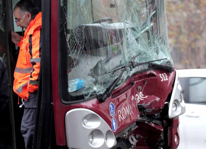 Autobus sbanda e finisce sul “news jersey” della Colombo: sette feriti