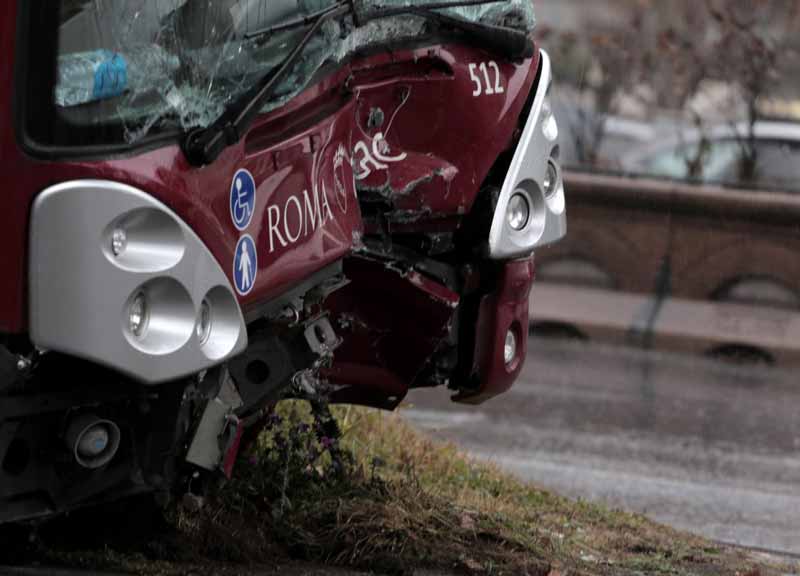 Autobus sbanda e finisce sul “news jersey” della Colombo: sette feriti
