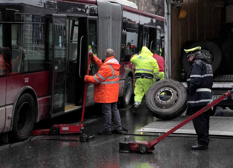 Autobus sbanda e finisce sul “news jersey” della Colombo: sette feriti