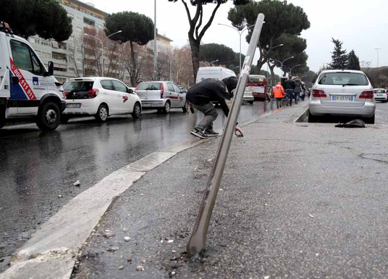 Autobus sbanda e finisce sul “news jersey” della Colombo: sette feriti
