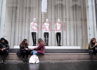 Pioggia e “feriale”: saldi, avvio flop. Confcommmercio: l’assalto nel week end