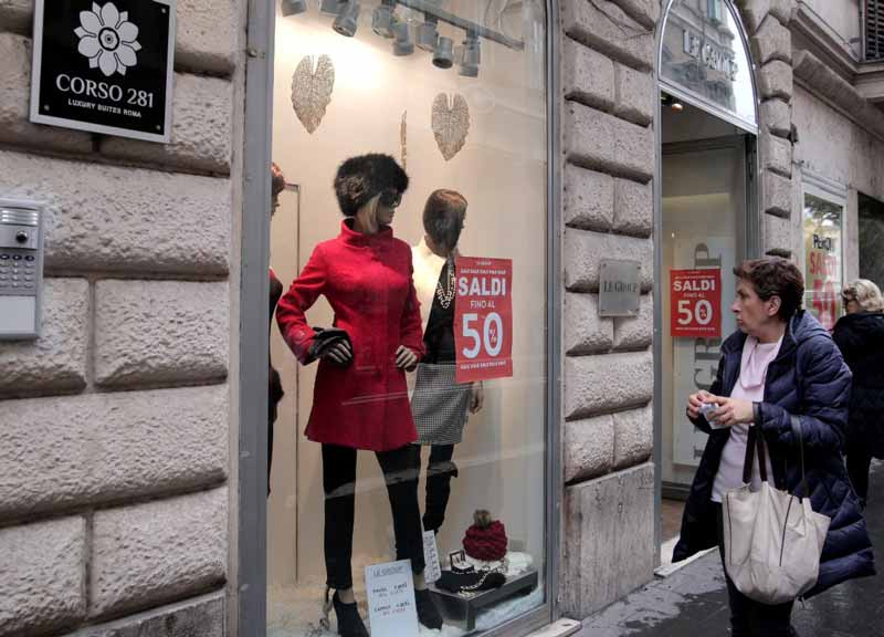 Pioggia e “feriale”: saldi, avvio flop. Confcommmercio: l’assalto nel week end Pioggia e “feriale”: saldi, avvio flop. Confcommmercio: l’assalto nel week end