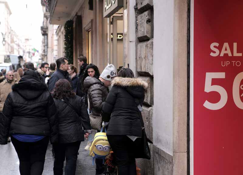 Pioggia e “feriale”: saldi, avvio flop. Confcommmercio: l’assalto nel week end Pioggia e “feriale”: saldi, avvio flop. Confcommmercio: l’assalto nel week end