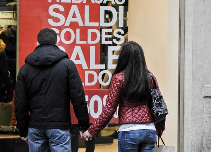 Saldi al via in Lombardia. 176 euro a testa per i milanesi Saldi al via in Lombardia. 176 euro a testa per i milanesi