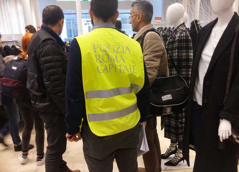 Smog: i vigili misurano la temperatura ai negozi