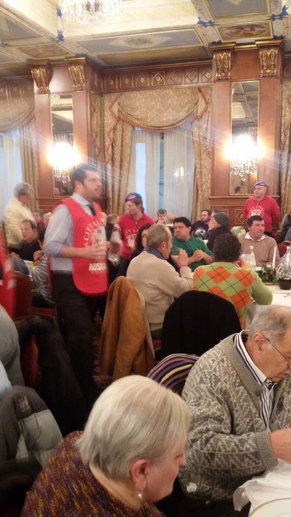 Candidati sindaco e vip camerieri per solidarietà FOTO/VIDEO Candidati sindaco e vip camerieri per solidarietà FOTO/VIDEO