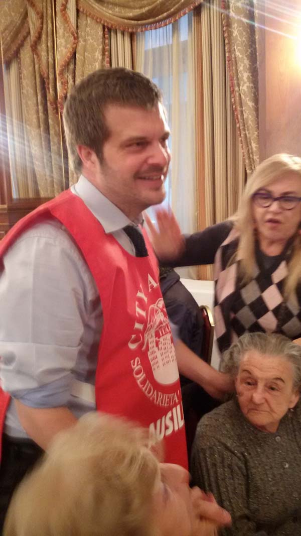 Candidati sindaco e vip camerieri per solidarietà FOTO/VIDEO Candidati sindaco e vip camerieri per solidarietà FOTO/VIDEO