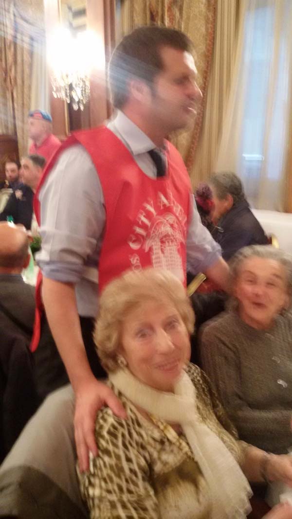 Candidati sindaco e vip camerieri per solidarietà FOTO/VIDEO Candidati sindaco e vip camerieri per solidarietà FOTO/VIDEO