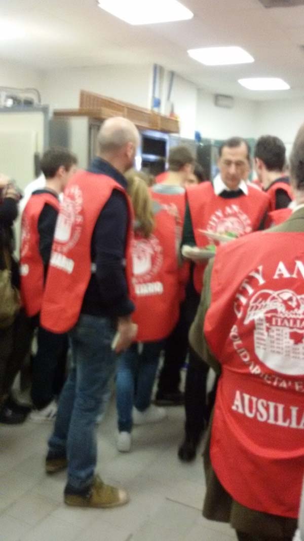 Candidati sindaco e vip camerieri per solidarietà FOTO/VIDEO Candidati sindaco e vip camerieri per solidarietà FOTO/VIDEO