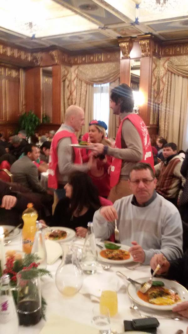 Candidati sindaco e vip camerieri per solidarietà FOTO/VIDEO Candidati sindaco e vip camerieri per solidarietà FOTO/VIDEO