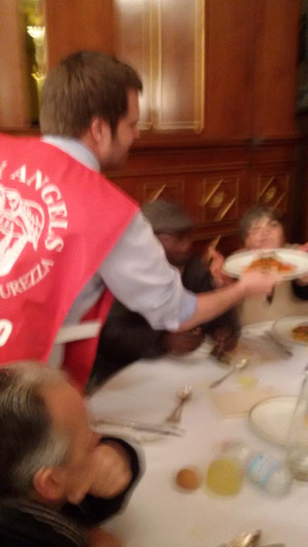 Candidati sindaco e vip camerieri per solidarietà FOTO/VIDEO Candidati sindaco e vip camerieri per solidarietà FOTO/VIDEO
