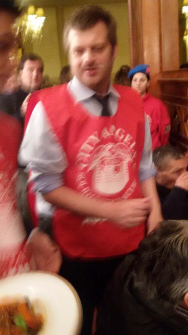 Candidati sindaco e vip camerieri per solidarietà FOTO/VIDEO Candidati sindaco e vip camerieri per solidarietà FOTO/VIDEO