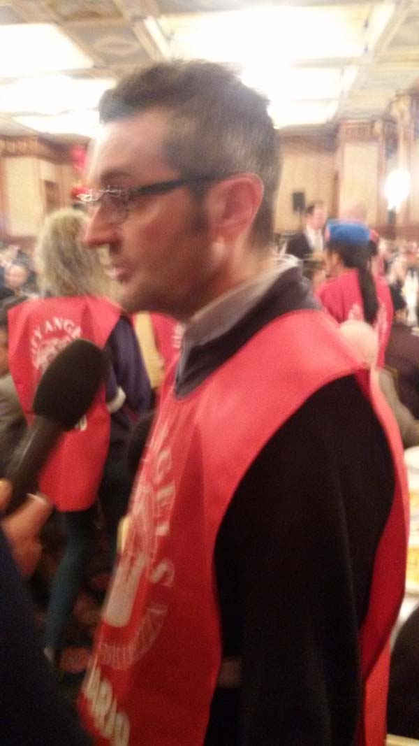 Candidati sindaco e vip camerieri per solidarietà FOTO/VIDEO Candidati sindaco e vip camerieri per solidarietà FOTO/VIDEO