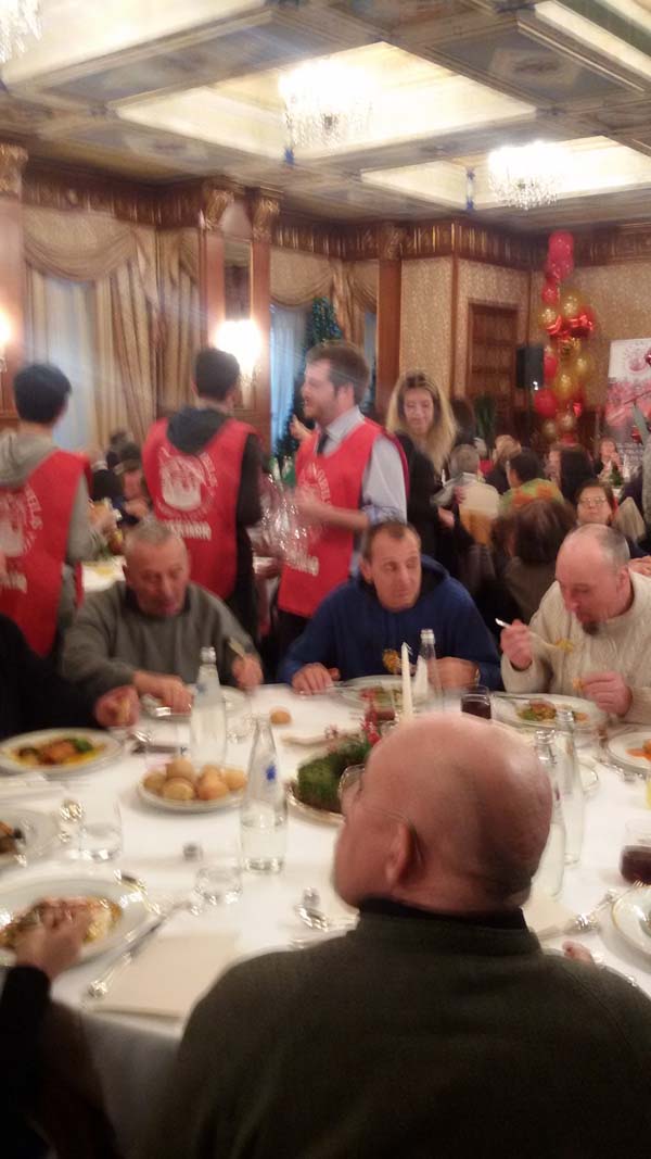 Candidati sindaco e vip camerieri per solidarietà FOTO/VIDEO Candidati sindaco e vip camerieri per solidarietà FOTO/VIDEO