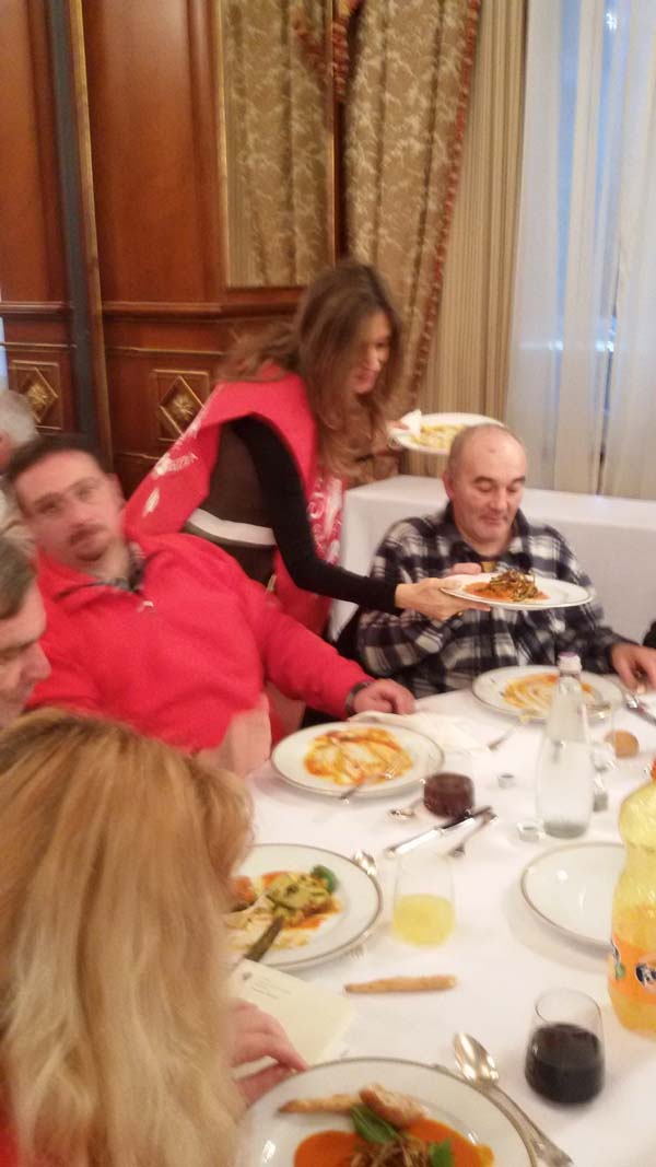 Candidati sindaco e vip camerieri per solidarietà FOTO/VIDEO Candidati sindaco e vip camerieri per solidarietà FOTO/VIDEO