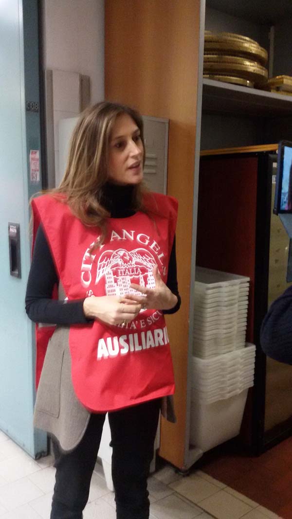 Candidati sindaco e vip camerieri per solidarietà FOTO/VIDEO Candidati sindaco e vip camerieri per solidarietà FOTO/VIDEO
