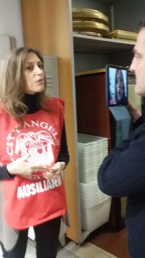 Candidati sindaco e vip camerieri per solidarietà FOTO/VIDEO Candidati sindaco e vip camerieri per solidarietà FOTO/VIDEO