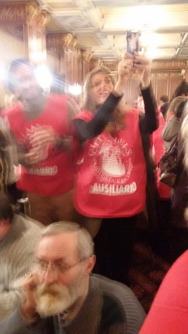 Candidati sindaco e vip camerieri per solidarietà FOTO/VIDEO Candidati sindaco e vip camerieri per solidarietà FOTO/VIDEO