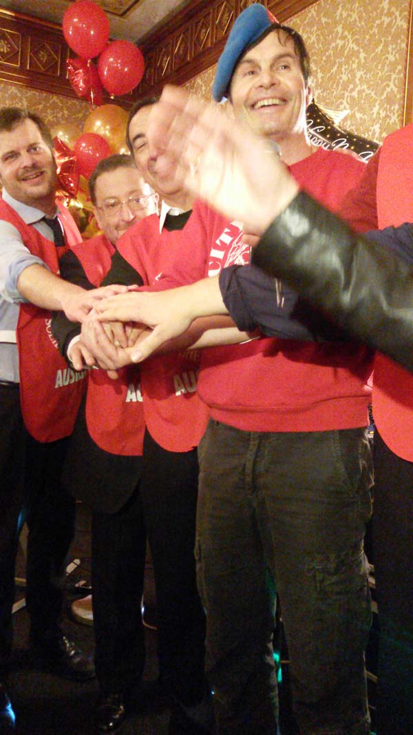 Candidati sindaco e vip camerieri per solidarietà FOTO/VIDEO Candidati sindaco e vip camerieri per solidarietà FOTO/VIDEO