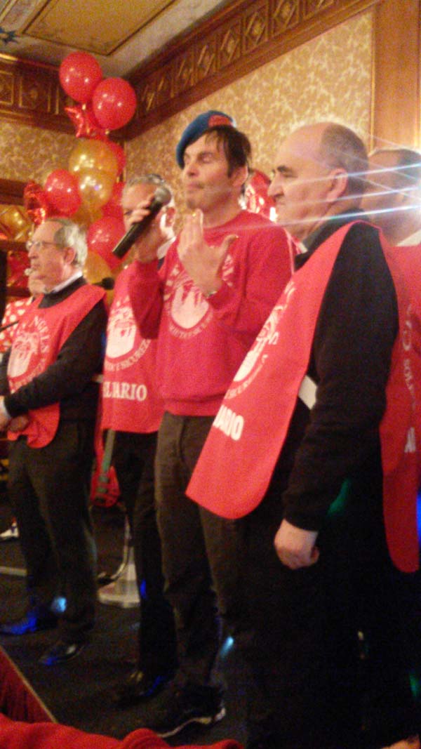 Candidati sindaco e vip camerieri per solidarietà FOTO/VIDEO Candidati sindaco e vip camerieri per solidarietà FOTO/VIDEO