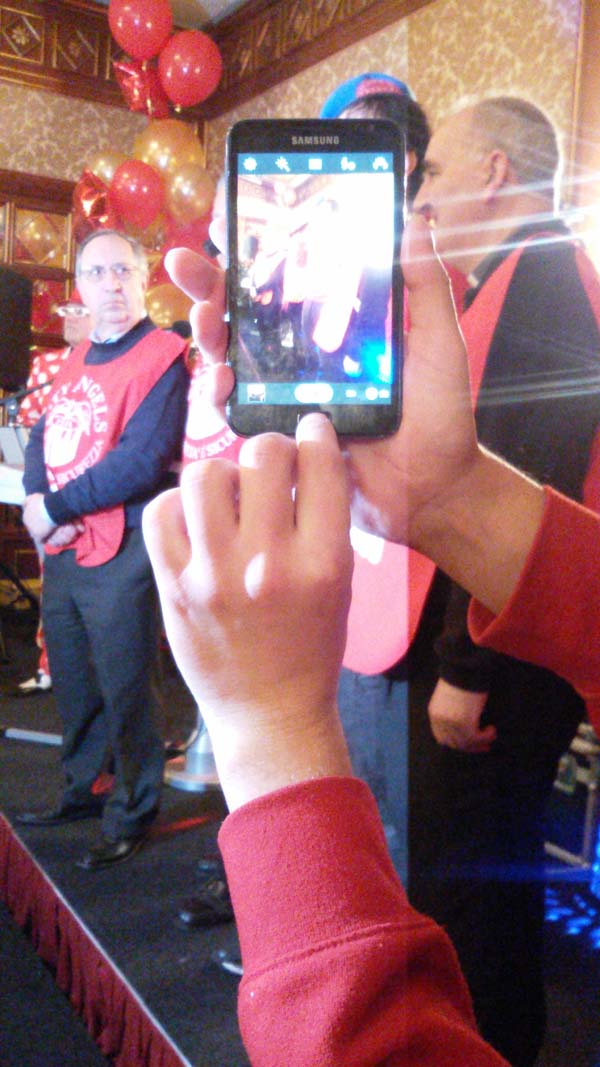 Candidati sindaco e vip camerieri per solidarietà FOTO/VIDEO Candidati sindaco e vip camerieri per solidarietà FOTO/VIDEO