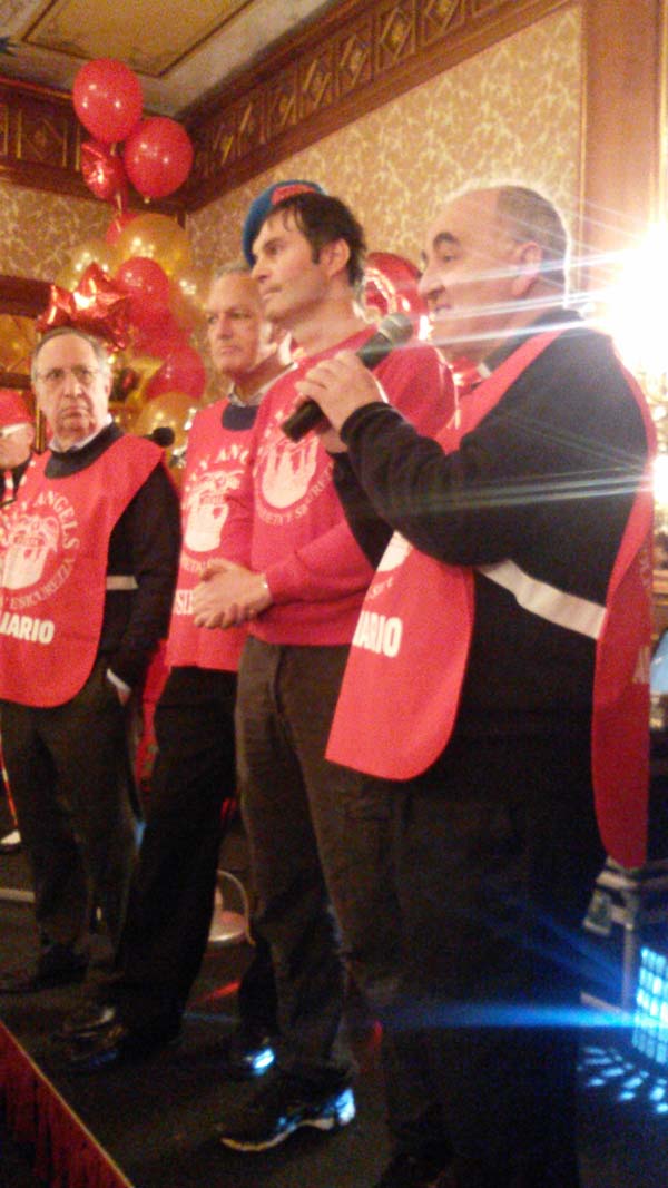 Candidati sindaco e vip camerieri per solidarietà FOTO/VIDEO Candidati sindaco e vip camerieri per solidarietà FOTO/VIDEO