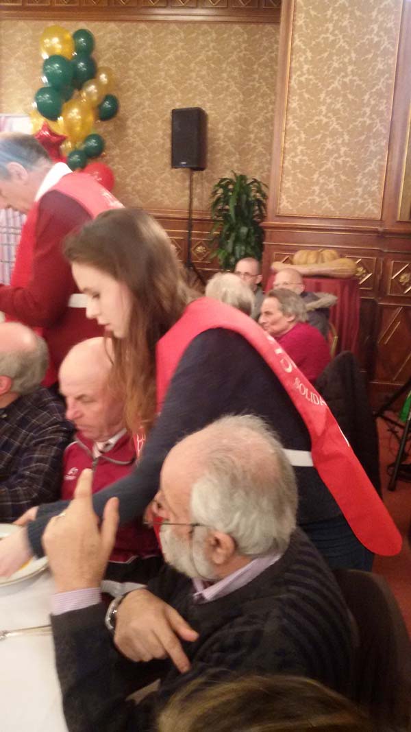 Candidati sindaco e vip camerieri per solidarietà FOTO/VIDEO Candidati sindaco e vip camerieri per solidarietà FOTO/VIDEO