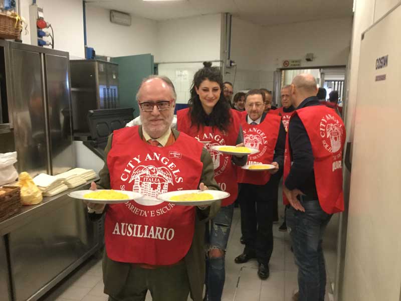 Candidati sindaco e vip camerieri per solidarietà FOTO/VIDEO Candidati sindaco e vip camerieri per solidarietà FOTO/VIDEO