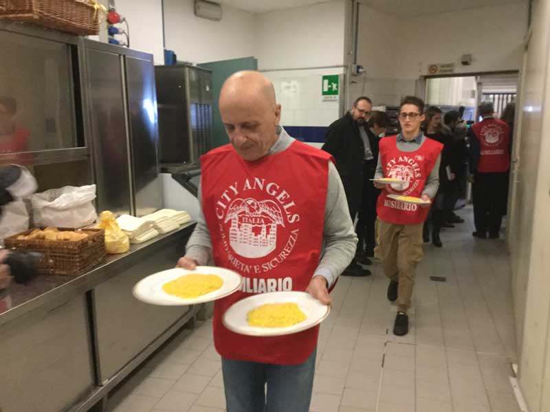 Candidati sindaco e vip camerieri per solidarietà FOTO/VIDEO Candidati sindaco e vip camerieri per solidarietà FOTO/VIDEO