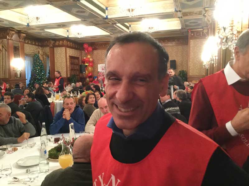 Candidati sindaco e vip camerieri per solidarietà FOTO/VIDEO Candidati sindaco e vip camerieri per solidarietà FOTO/VIDEO