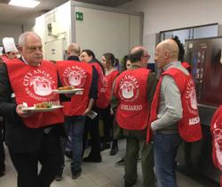 Candidati sindaco e vip camerieri per solidarietà FOTO/VIDEO